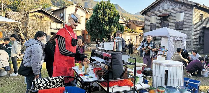 じんじんさんの野点(のだて)の様子
