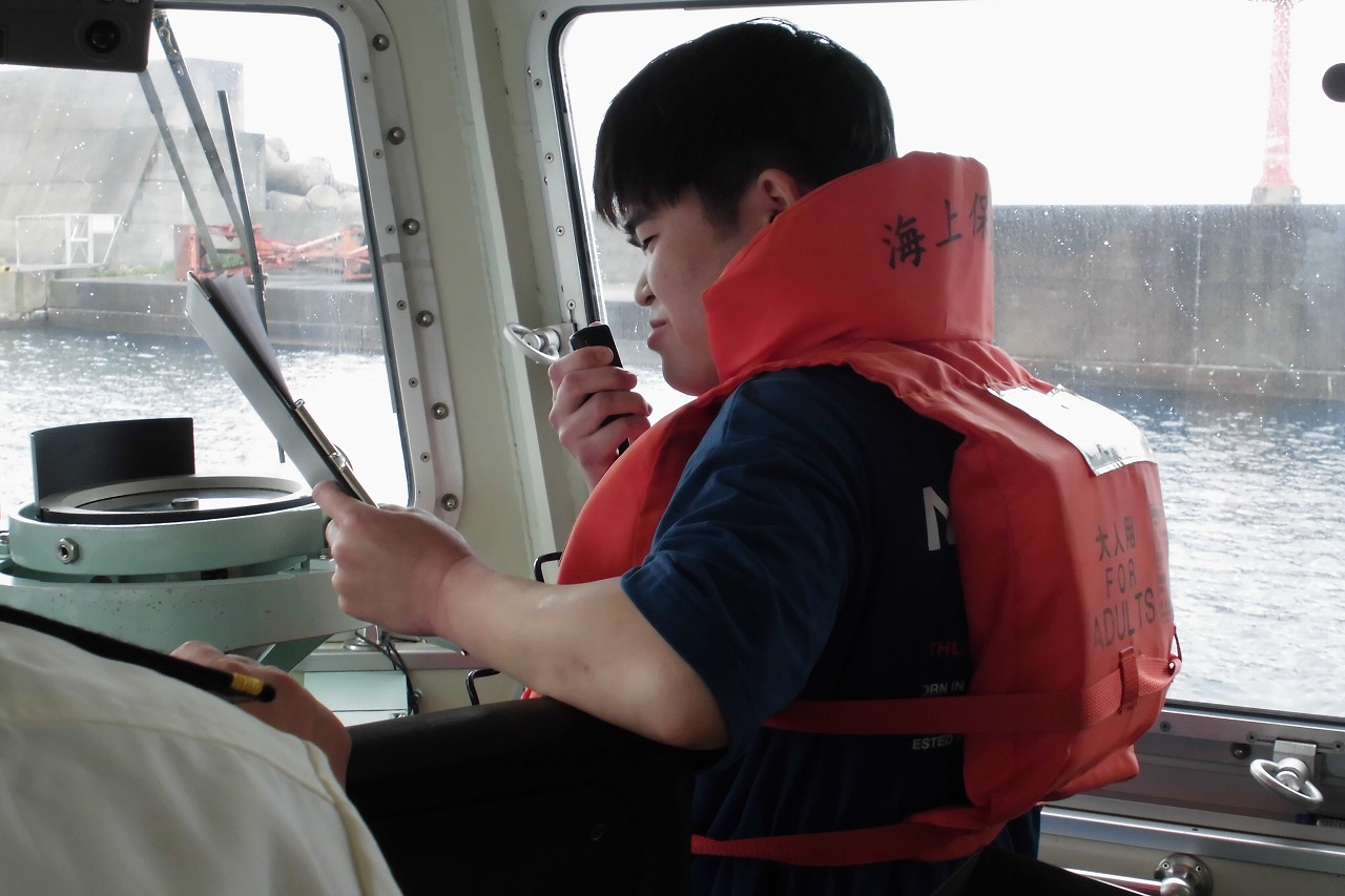 海上で呼びかけを行う生徒