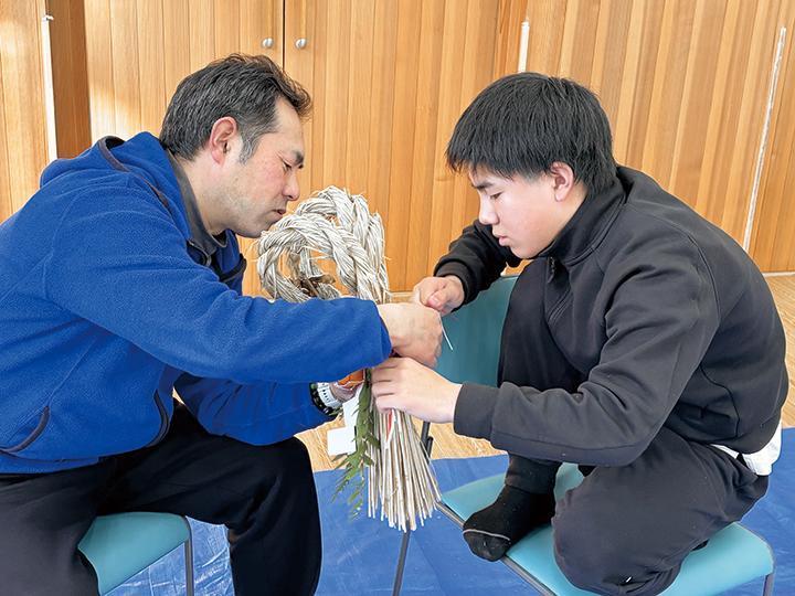 しめ縄づくりの様子