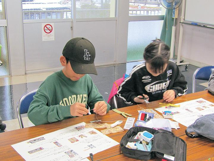 小学生が裁縫を楽しむ様子
