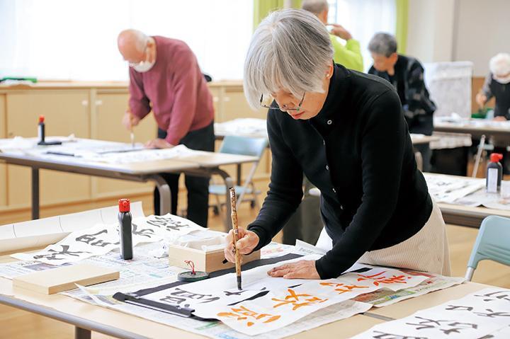 書初めをしている様子